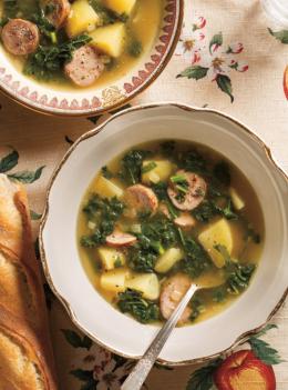 Soupe au kale, à la pomme de terre et à la saucisse
