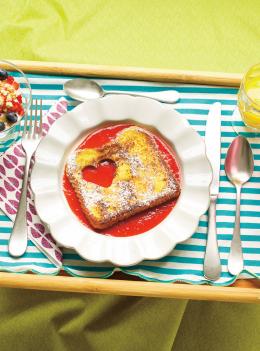 Pain doré et coulis de fraises