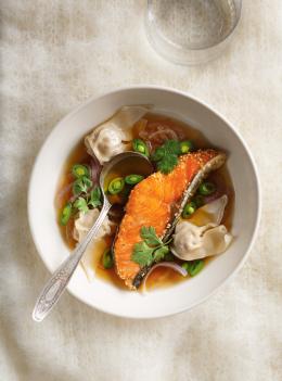 Soupe won-ton et saumon au sésame
