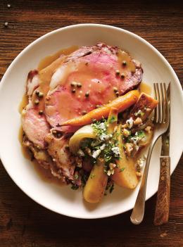 Côte de boeuf rôtie, sauce au madère et au poivre vert
