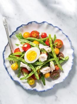 Salade de tomates, de haricots verts et d’aiglefin poché au vin blanc