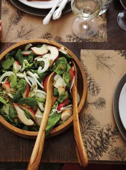 Salade d’épinards, de fenouil et de poire rouge