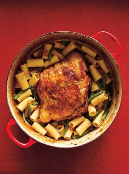 Porc braisé et rigatonis à l’oignon