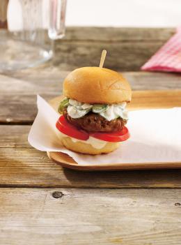 Petits burgers d'agneau au fromage en grains et au concombre