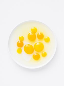 Oeufs au plat sur la flamme