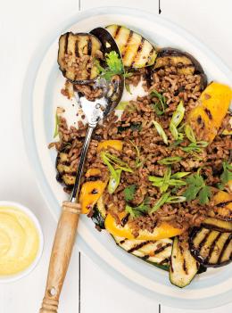 Salade de légumes grillés à l'agneau et à la coriandre
