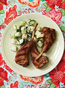 Côtelettes d'agneau au cari, raïta au melon miel et au concombre