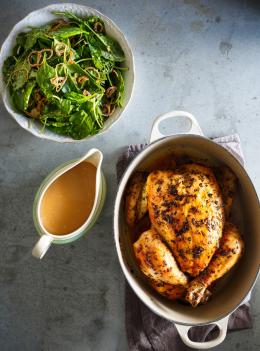Poulet aux herbes et salade à l’échalote frite