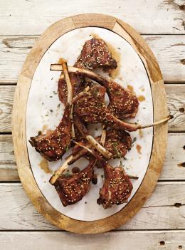 Côtelettes d’agneau brûle-doigts au sésame abbacchio a scottadito