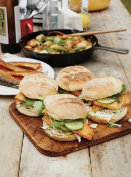 Burger de truite et salade de chou à l’orange
