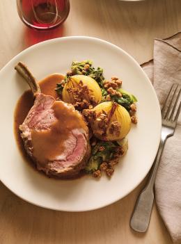 Carré de porc et oignons rôtis au cidre, crumble d’épeautre et tombée de laitue