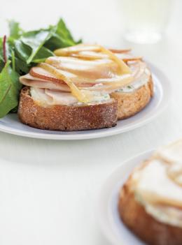 Tartine gratinée à la dinde et aux poires