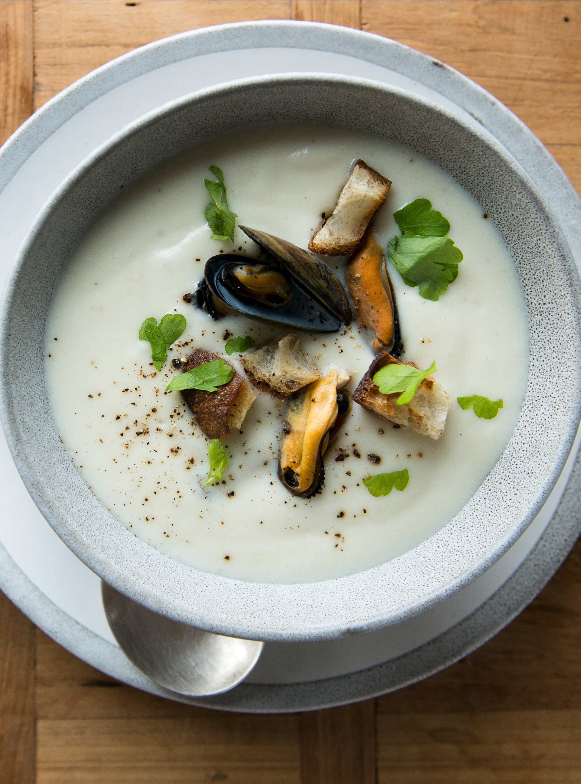 Cream of Cauliflower Soup with Mussels and White Wine
