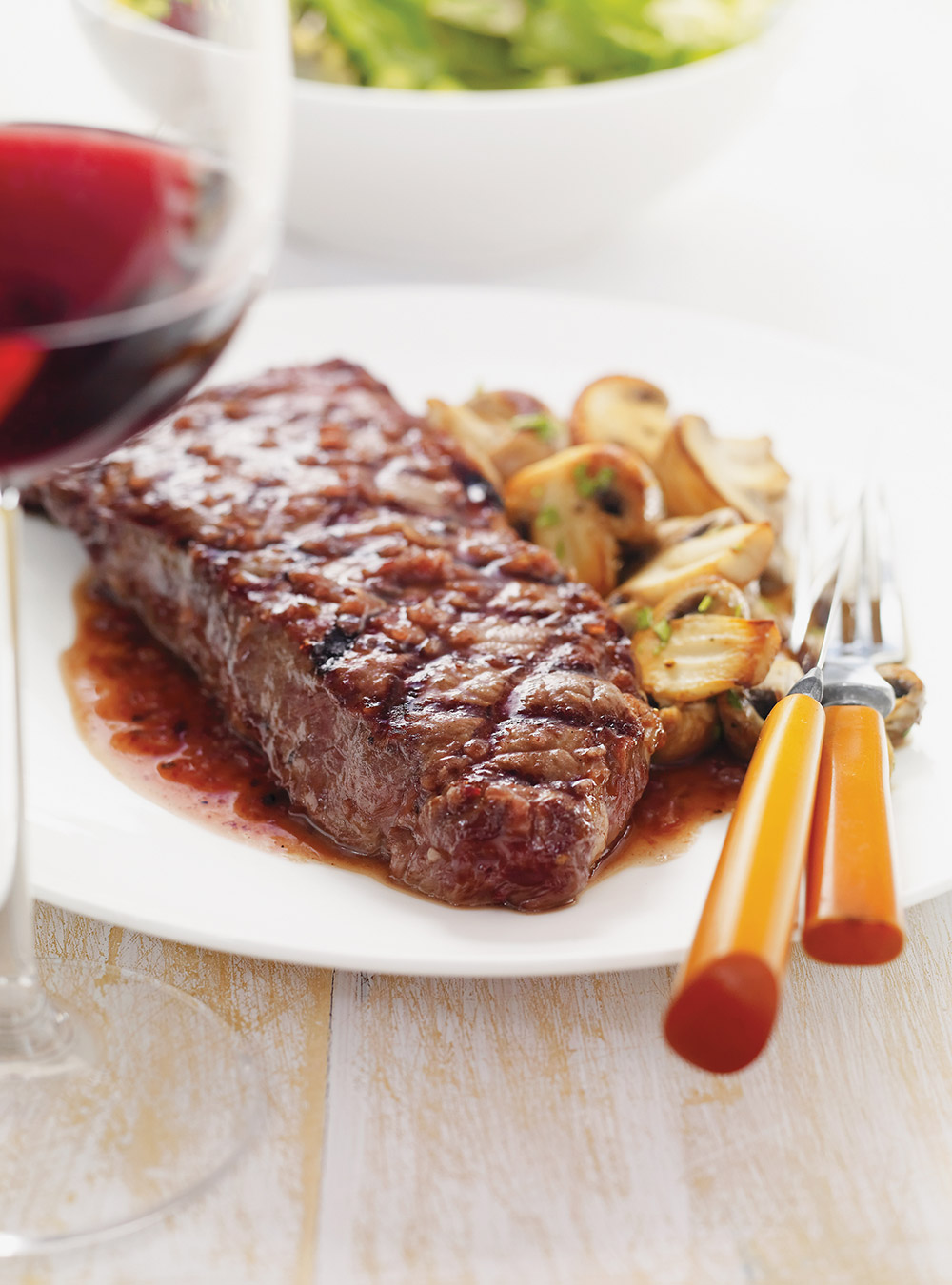 Biftecks, sauce au vin rouge