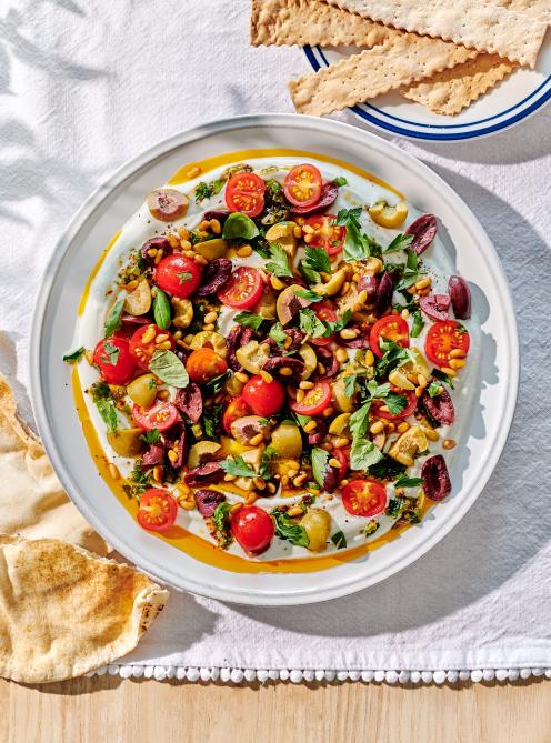 Trempette De Yogourt Grec Garnie Aux Herbes, Aux Olives Et Aux Tomates ...