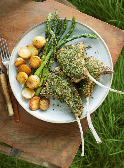 Côtelettes d’agneau en croûte d’herbes