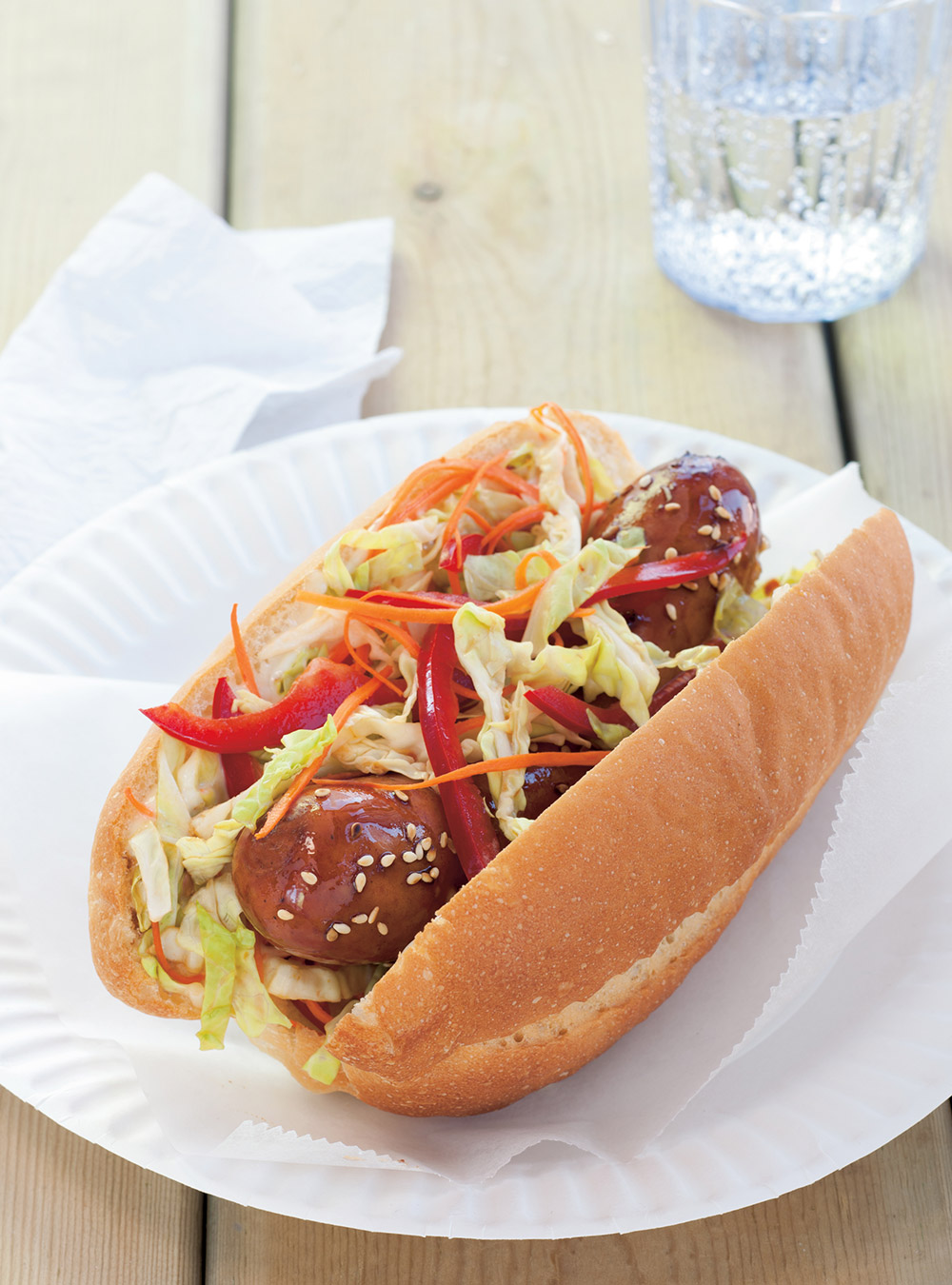 Hot-dog Avec Des Bâtons De Cuisine De Style Asiatique Street Food
