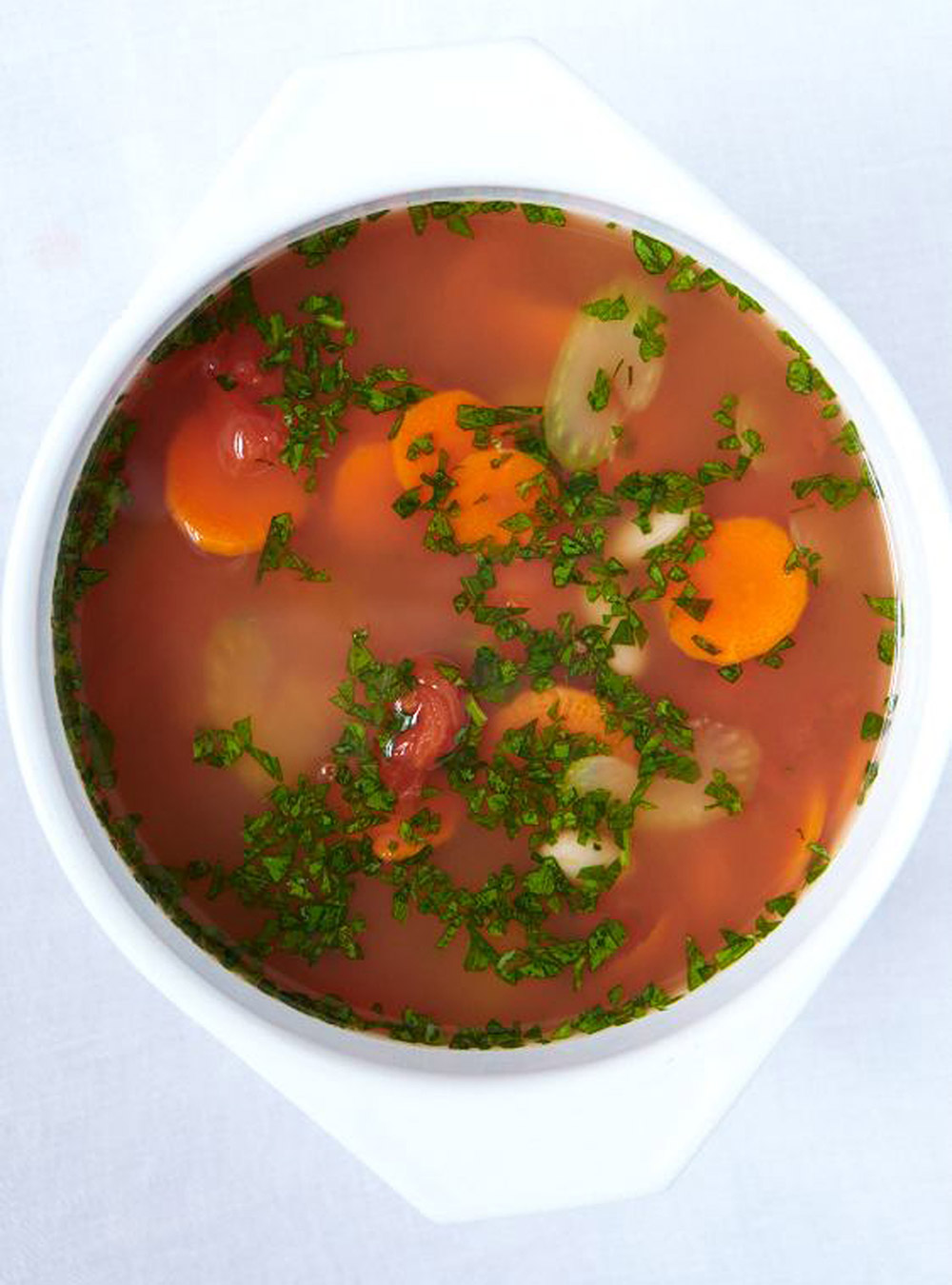 Soupe aux légumes dans un caquelon à fondue