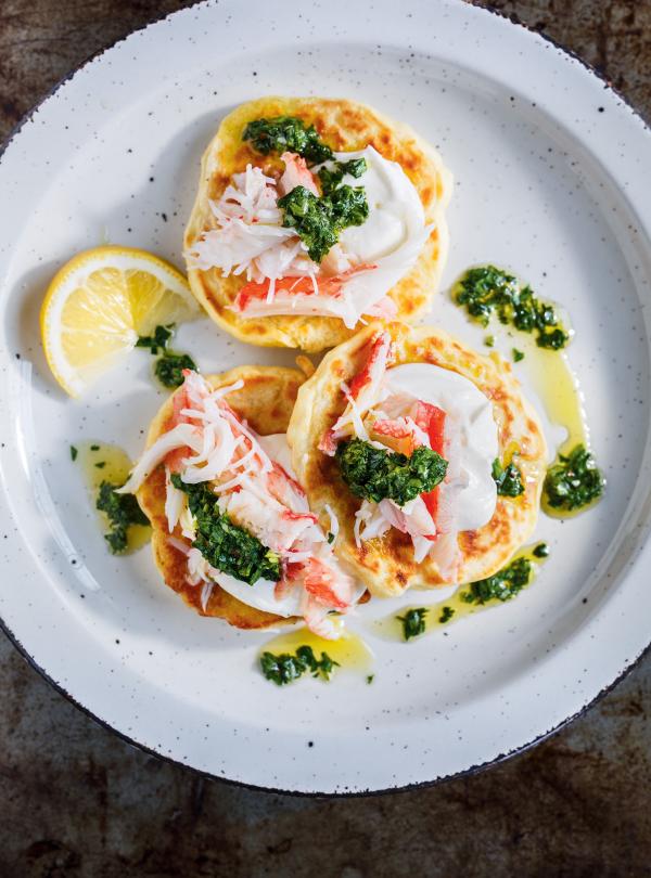 Pancakes au panais et au crabe avec salsa verde Ricardo