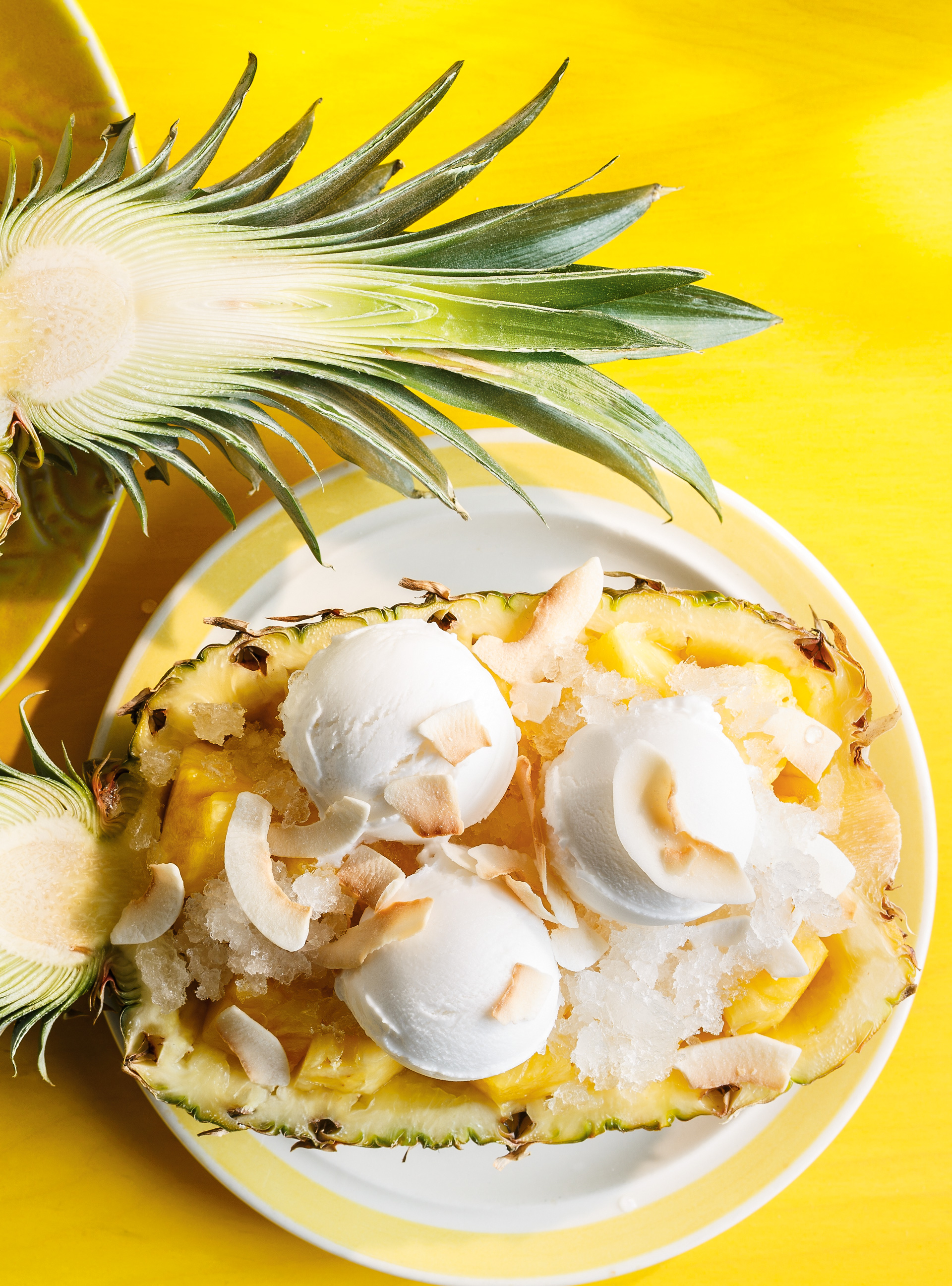 Ananas farci à la crème glacée et granité à la lime