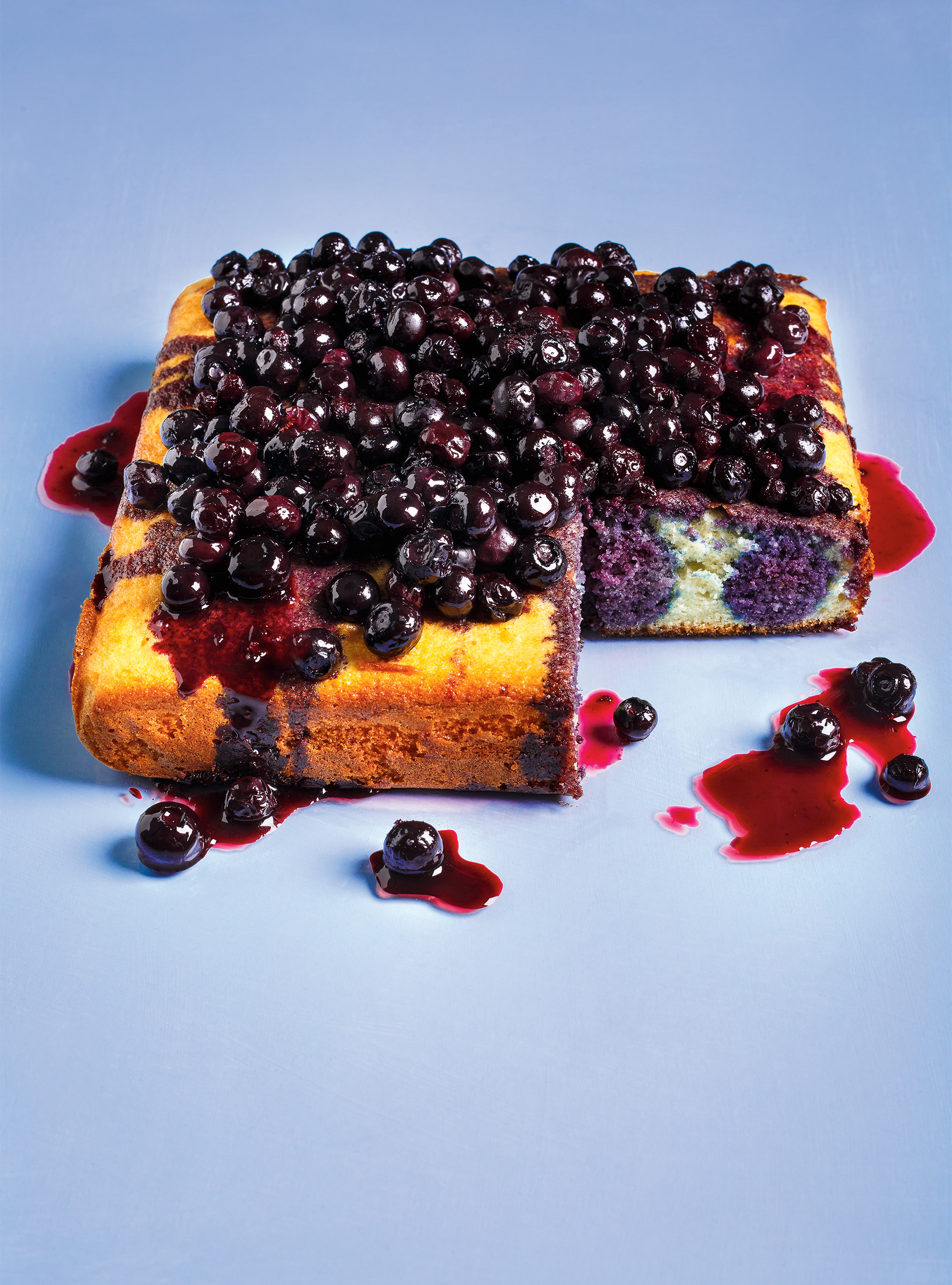 Gâteau aux bleuets et à la crème de cassis (poke cake)