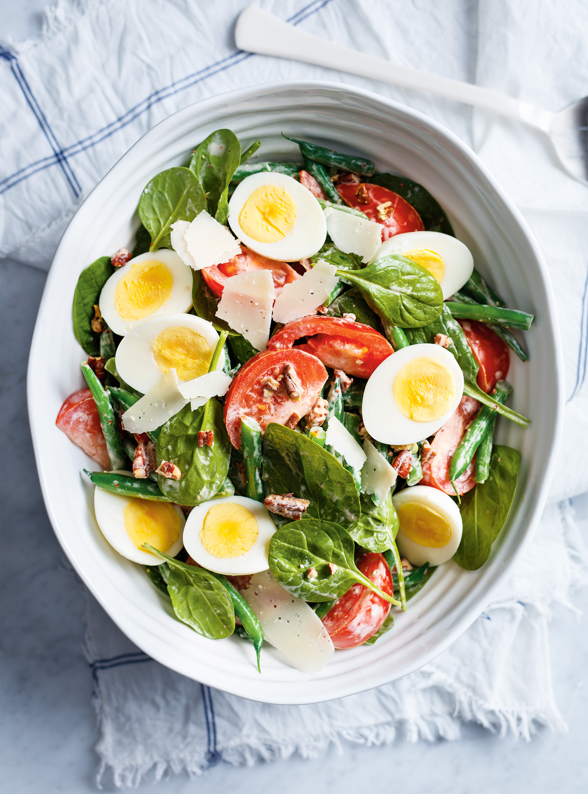 Salade-repas aux haricots, tomates et œufs durs