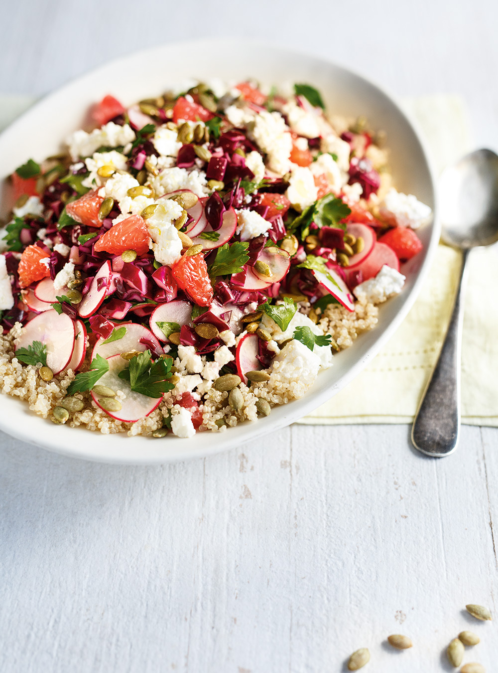 Salade croquante au quinoa, chou, radis et feta
