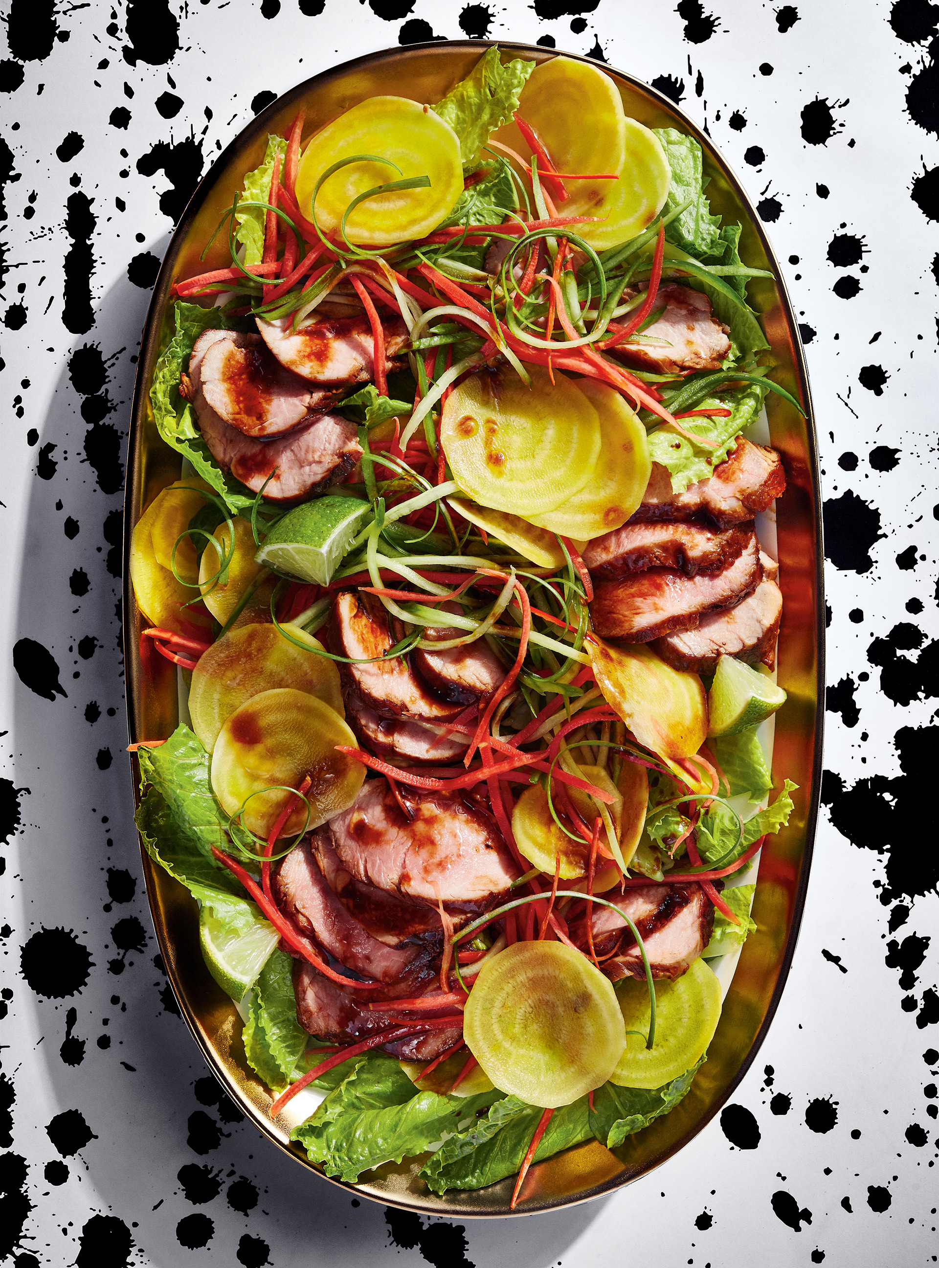 Salade au porc laqué et légumes marinés