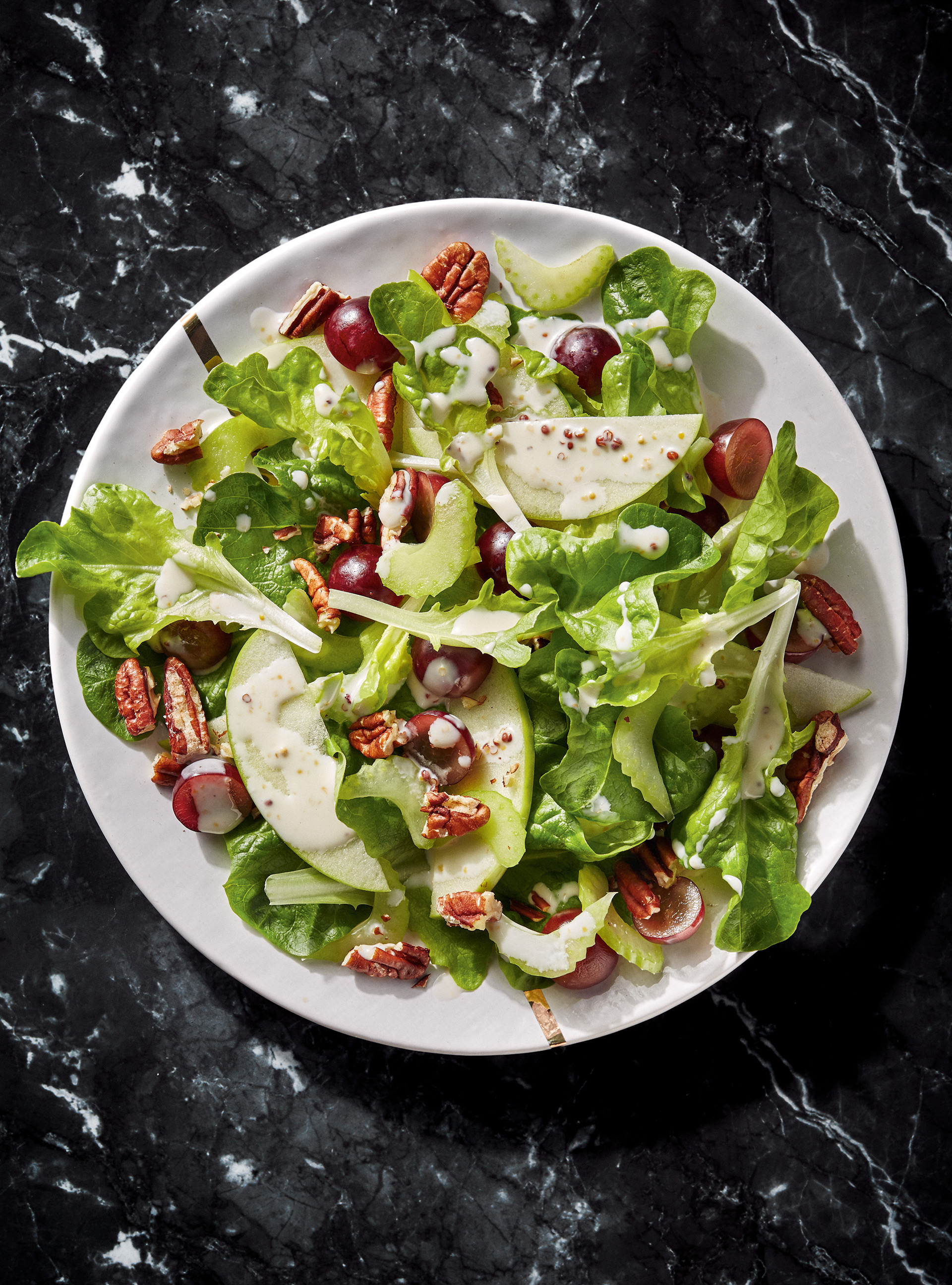 Salade Waldorf à la pomme verte, au céleri et aux pacanes