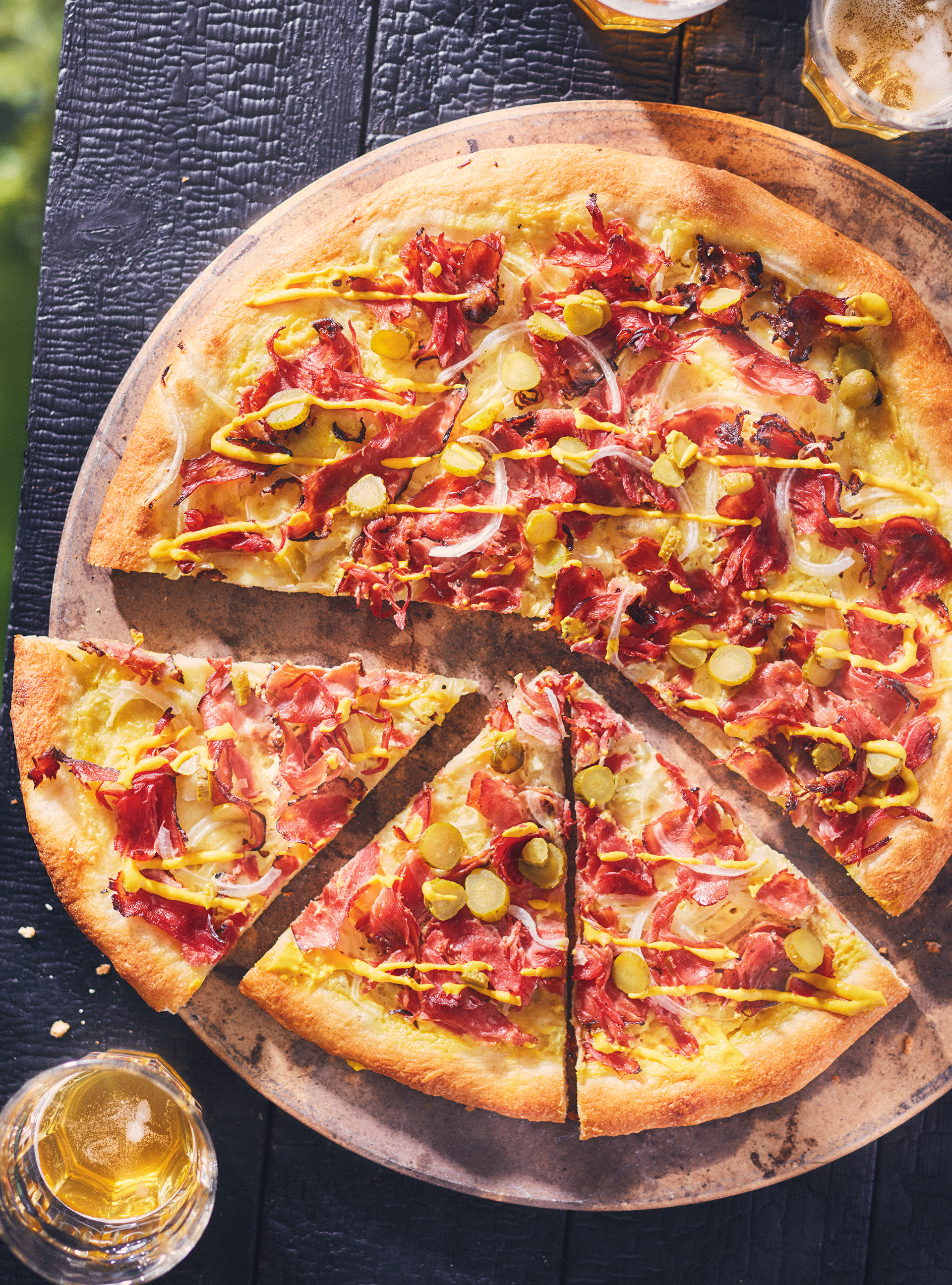Pizza au smoked meat sur le barbecue