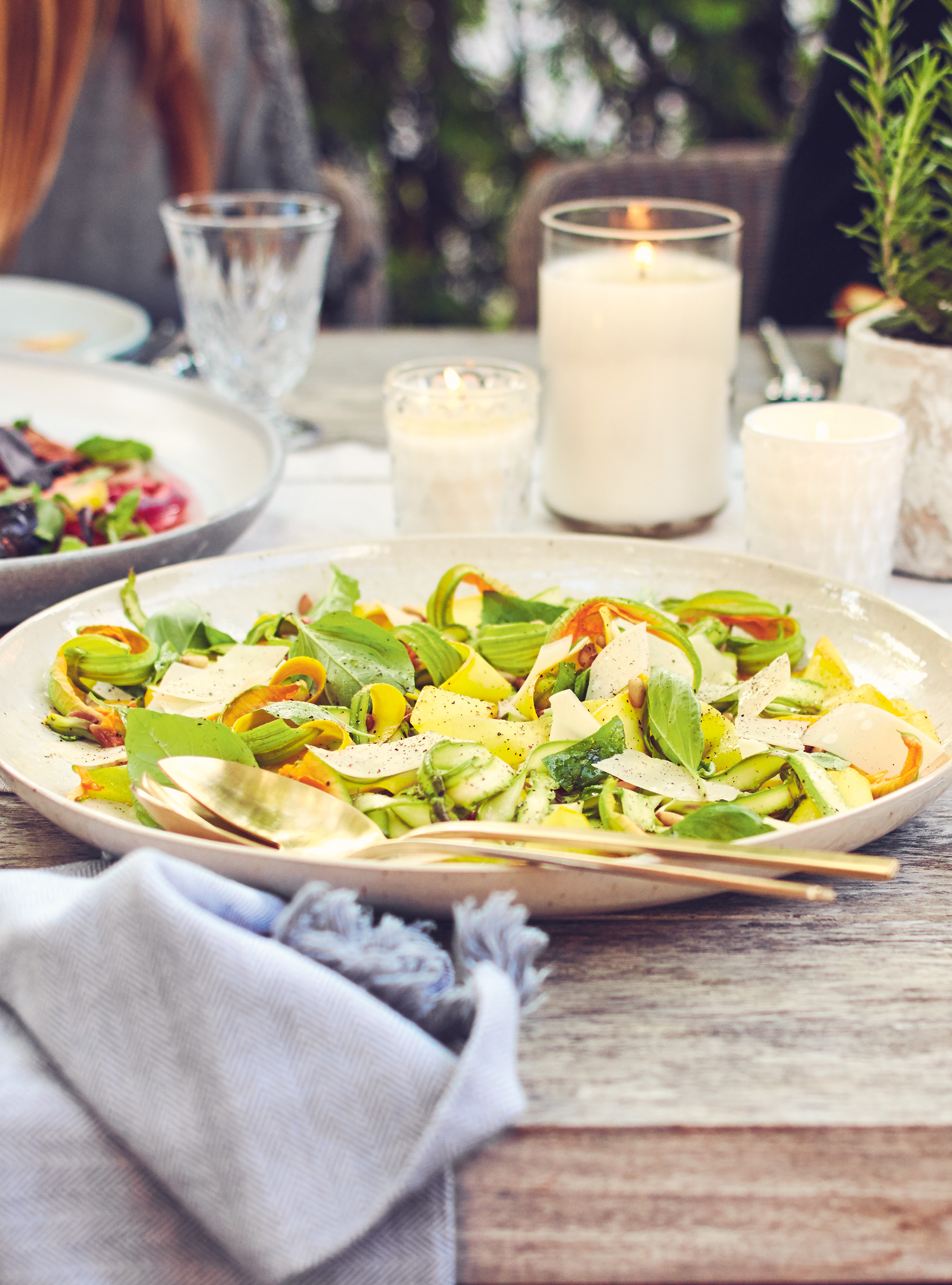Salade d’asperges et de courgettes crues, noix de pin et parmesan