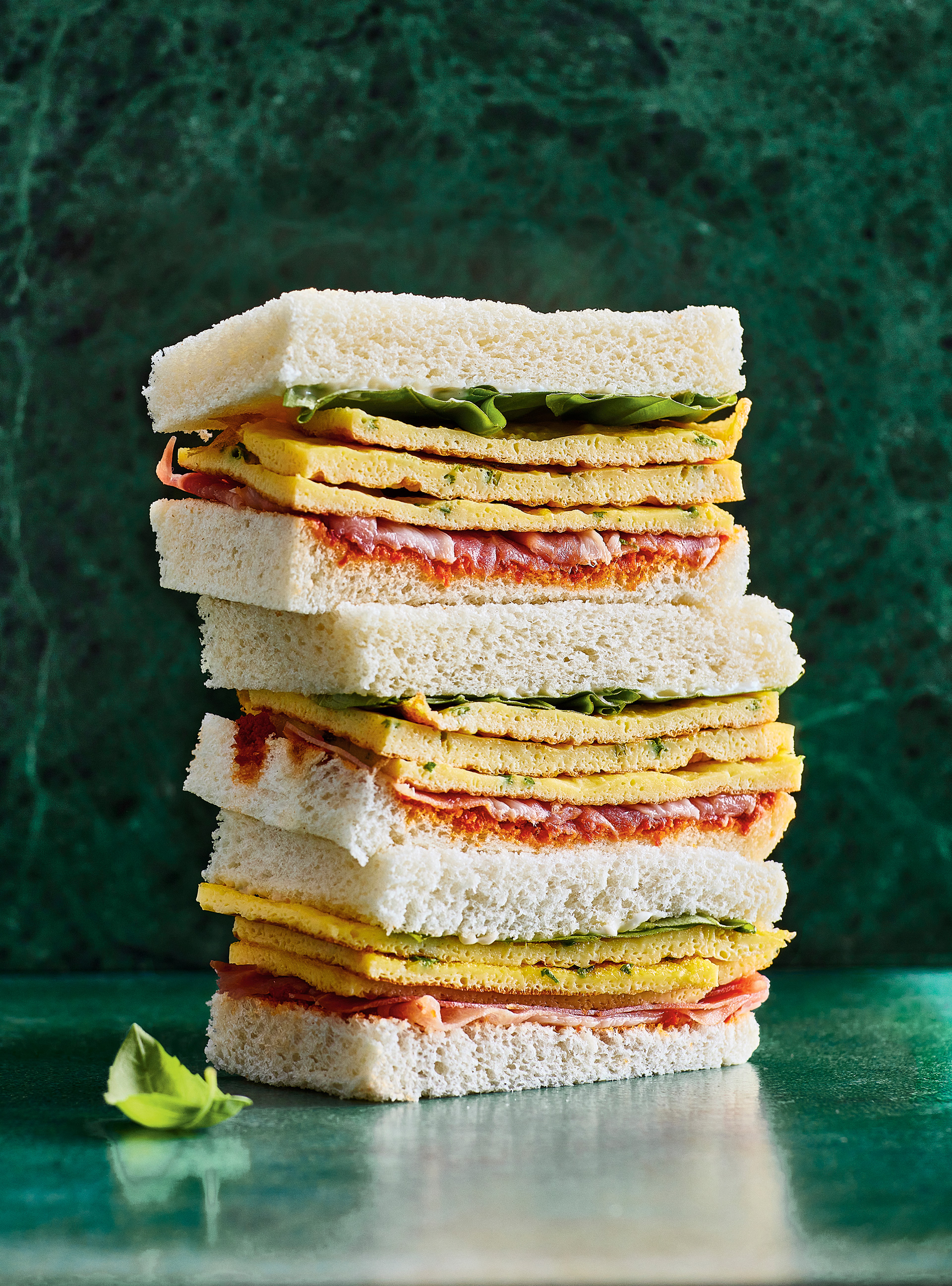Sandwichs à l’omelette, au prosciutto et au pesto de tomates séchées
