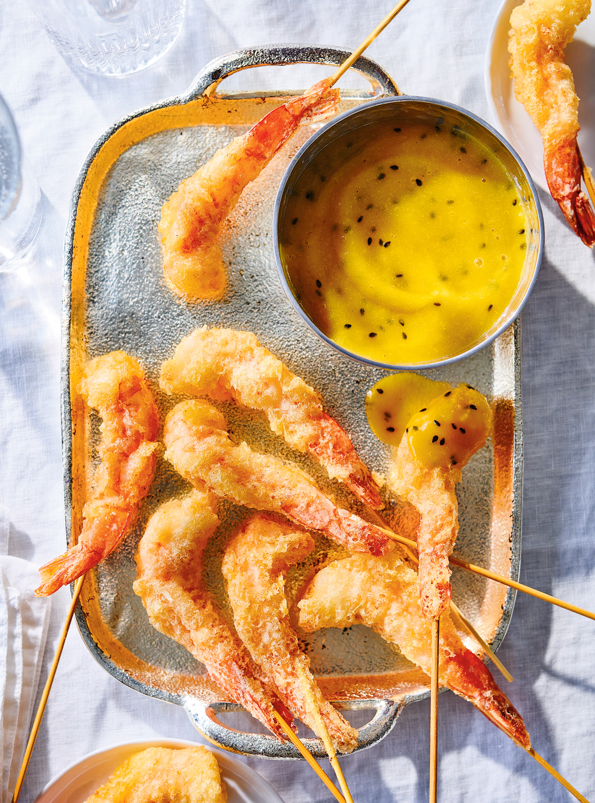 Crevettes tempura, sauce aigre-piquante à la mangue