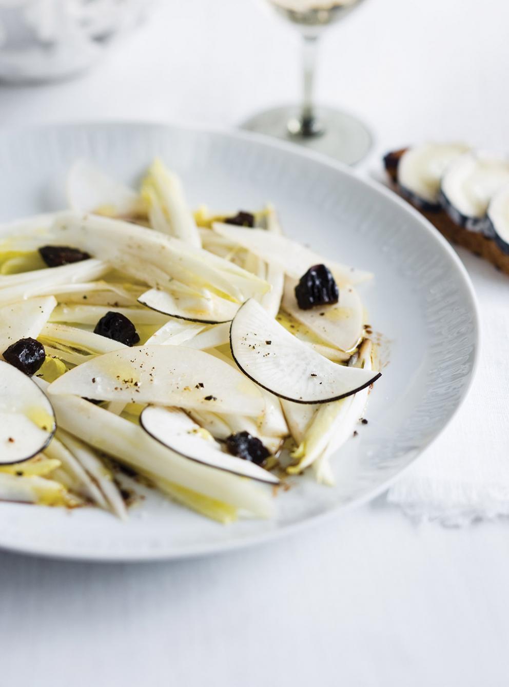 Salade d'endives aux poires et radis noirs, croûtons de chèvre cendré ...