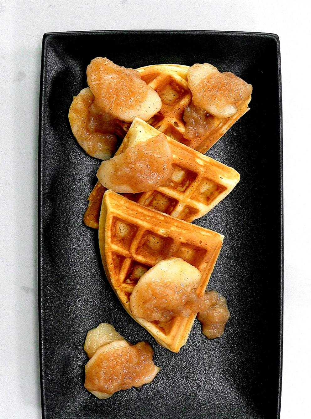 Waffles with Cinnamon Applesauce RICARDO