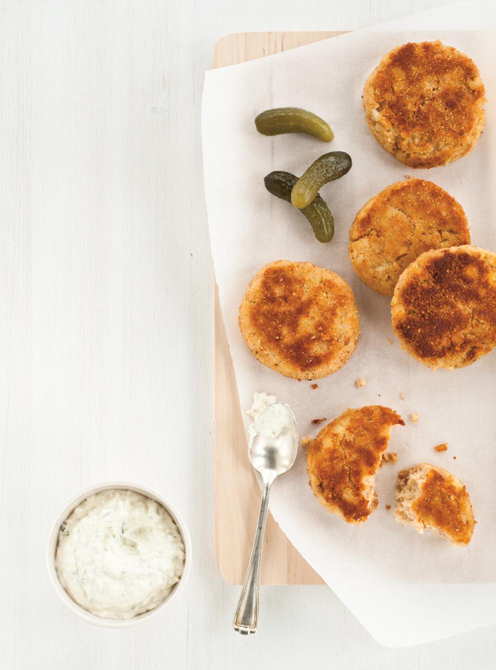 Croquettes de pommes de terre au thon, sauce aux cornichons RICARDO