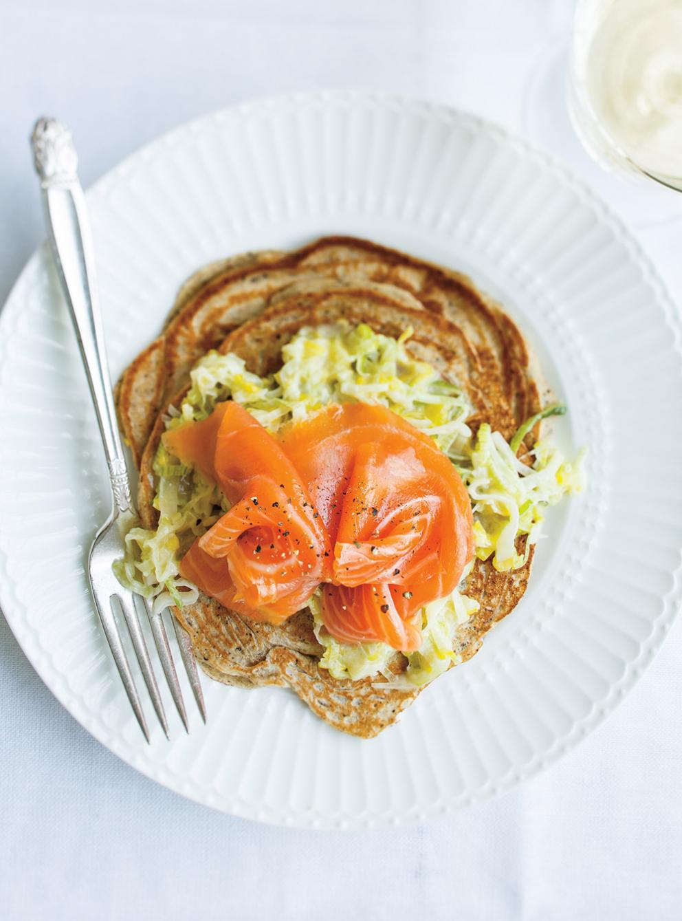Crêpes de sarrasin au saumon fumé et aux poireaux | RICARDO