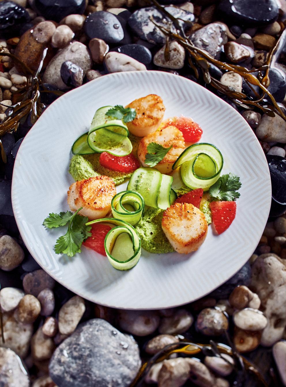 Scallops with Edamame Hummus and Grapefruit Salad | RICARDO