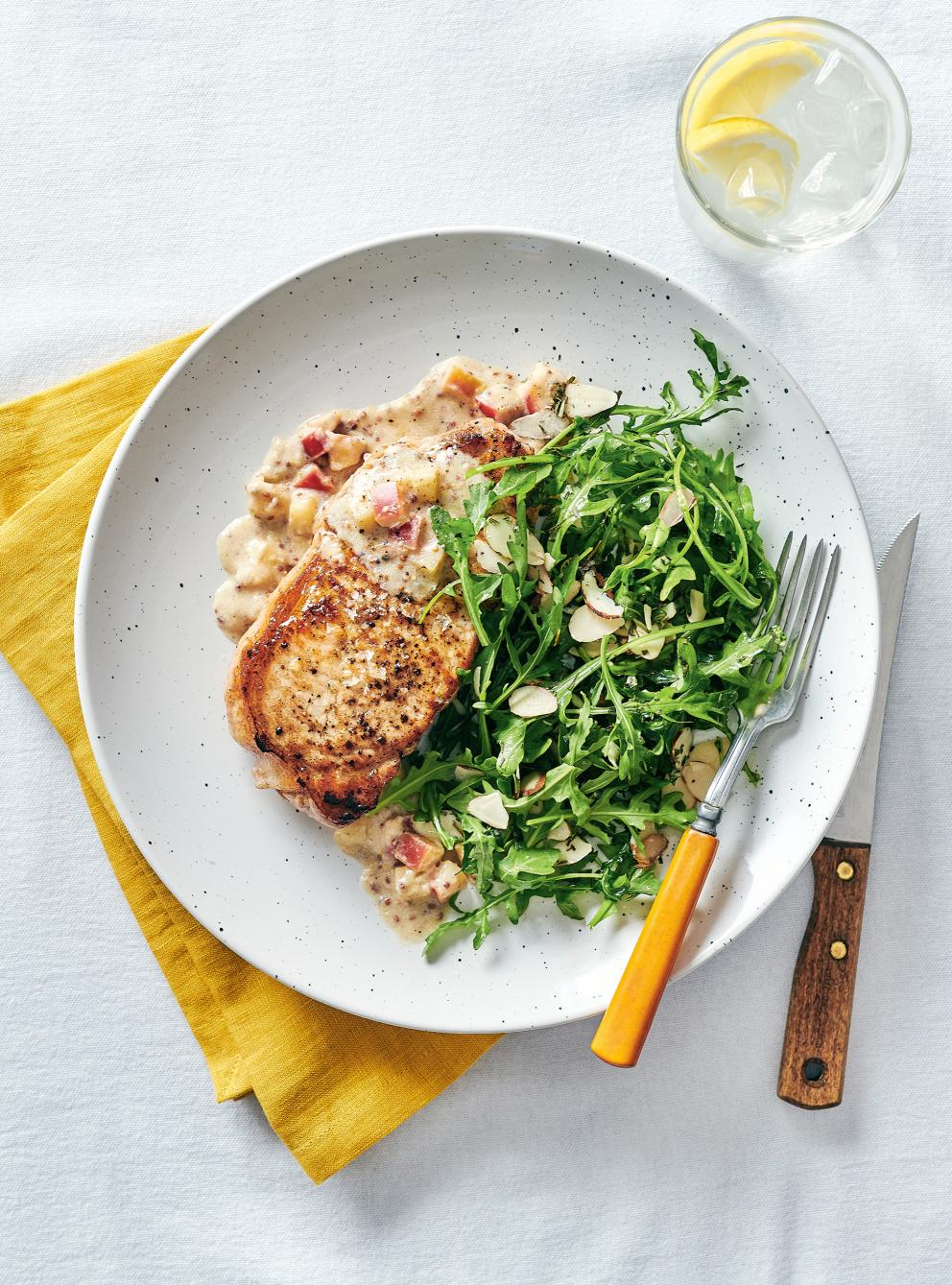 C telettes De Porc Sauce Pomme Et Moutarde Et Salade De Roquette RICARDO c-telettes-de-porc-sauce-pomme-et-moutarde-et-salade-de-roquette-ricardo