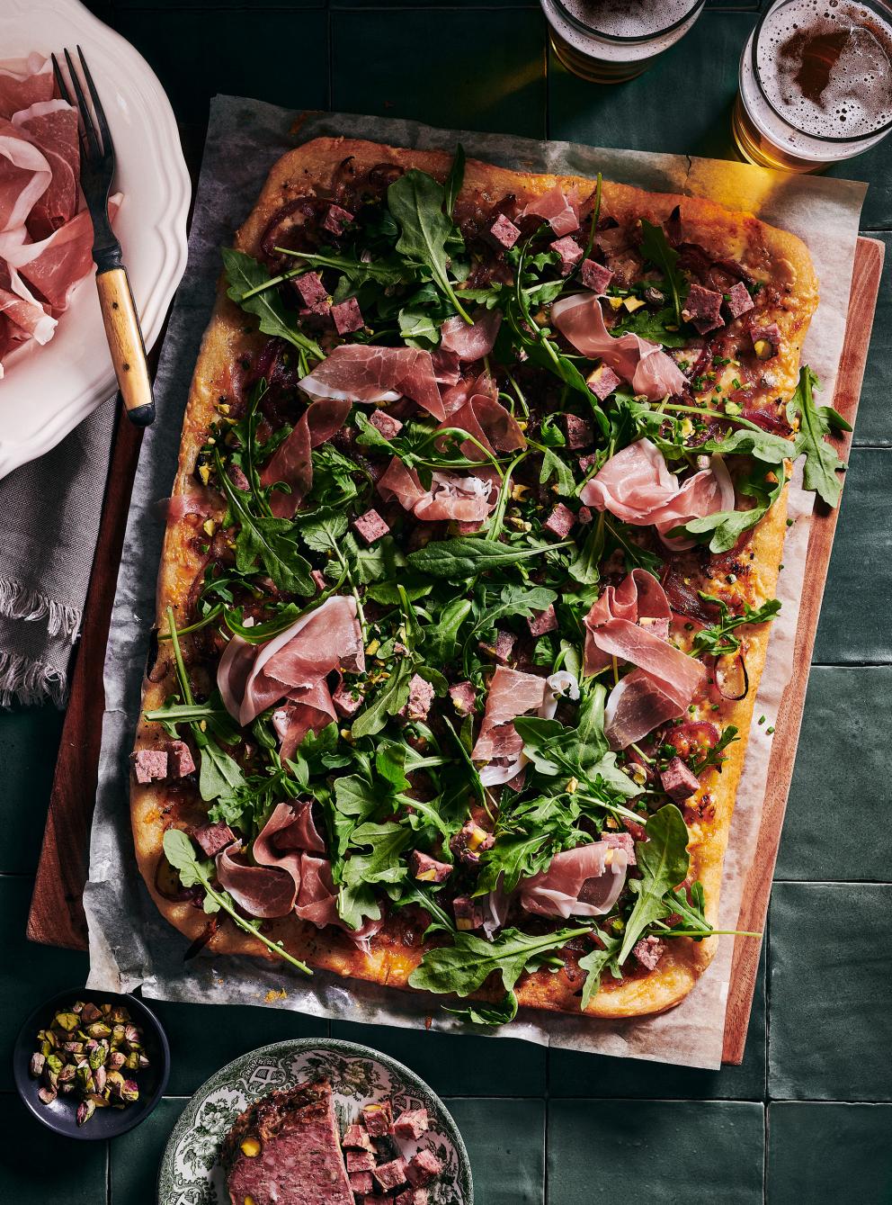 Tarte flambée au pâté de campagne à la pistache et au jambon cru RICARDO