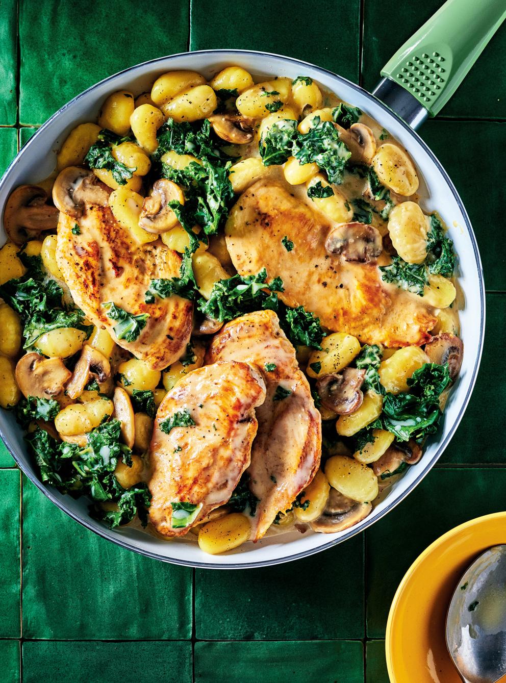 Escalopes de poulet, gnocchis et kale, sauce crémeuse aux champignons