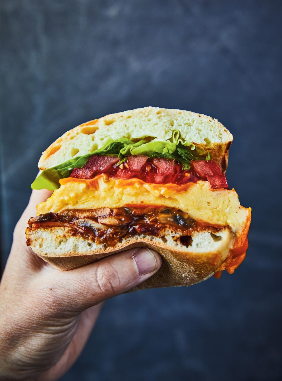 Sandwichsdéjeuner aux œufs brouillés et aux champignons barbecue RICARDO