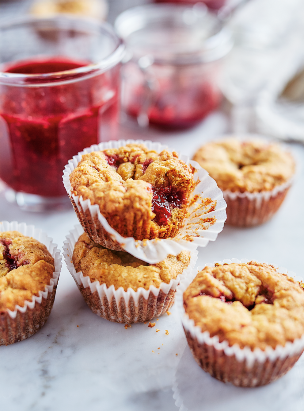 Oatmeal Cookie Cups with Strawberry and Raspberry Jam | RICARDO