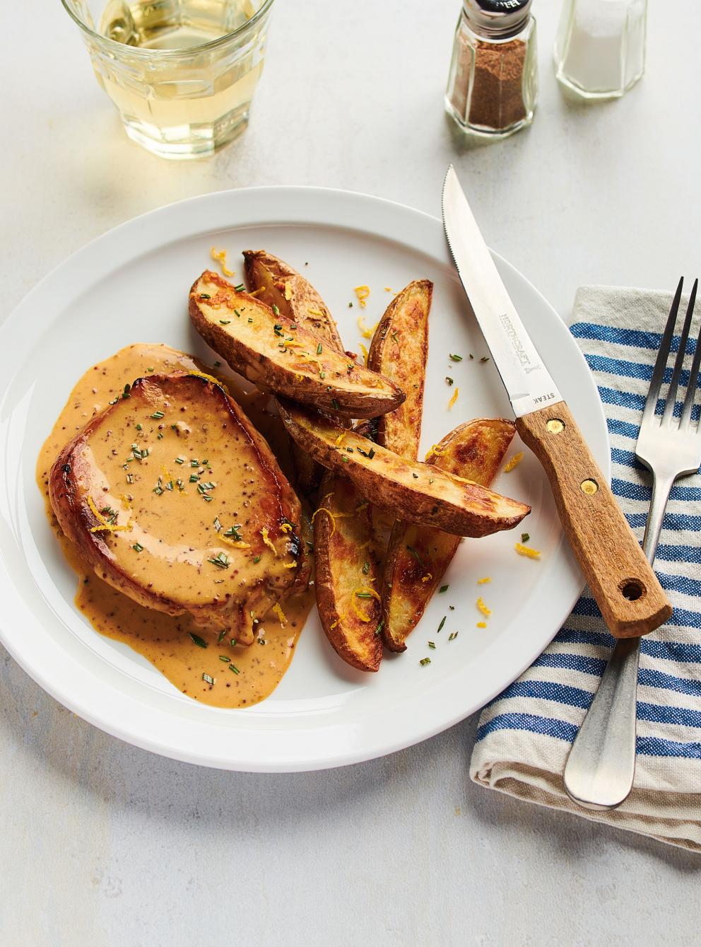 Steaks de porc et frites au citron et au romarin RICARDO