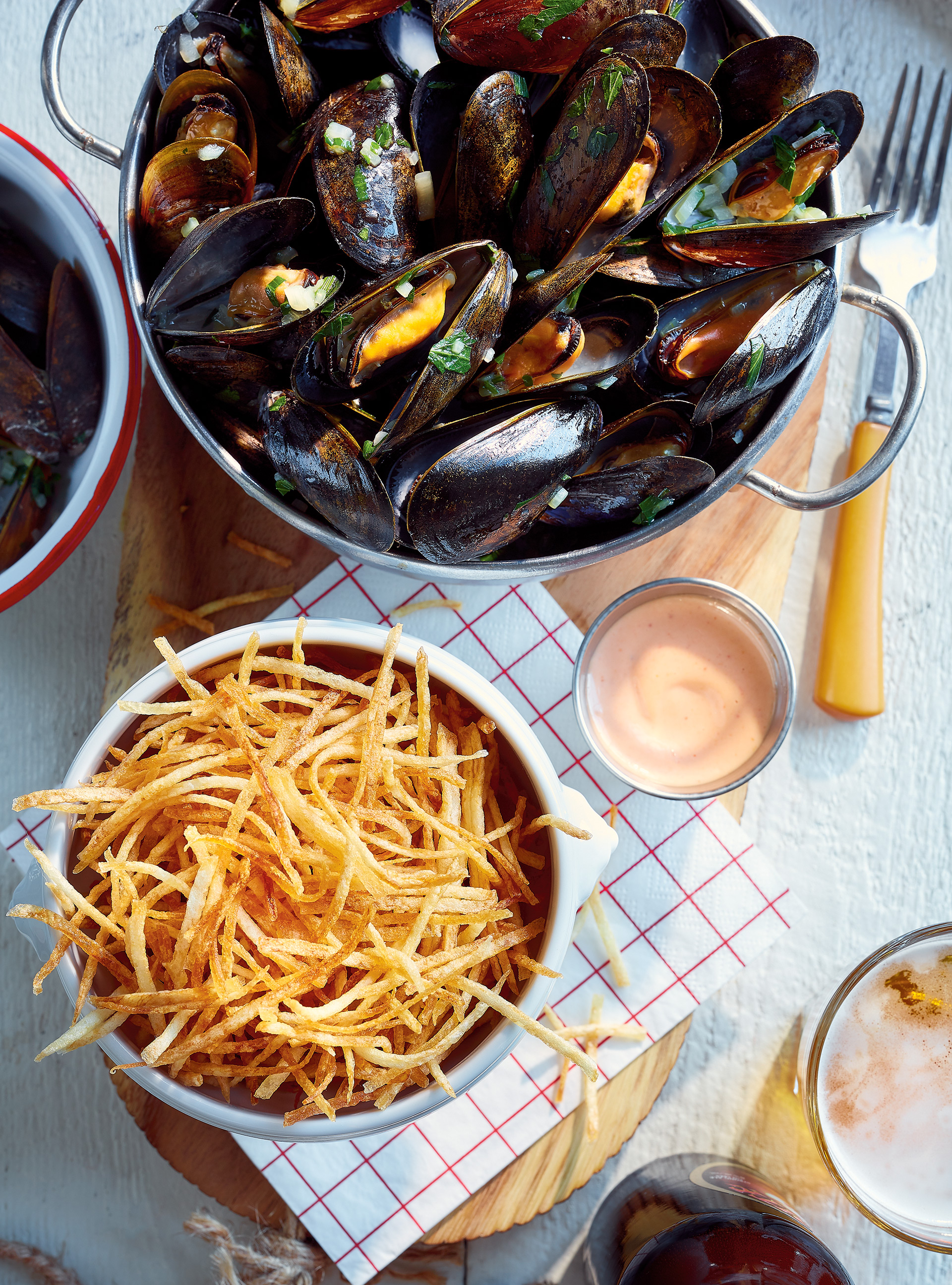 Mussels in White Wine with Fries