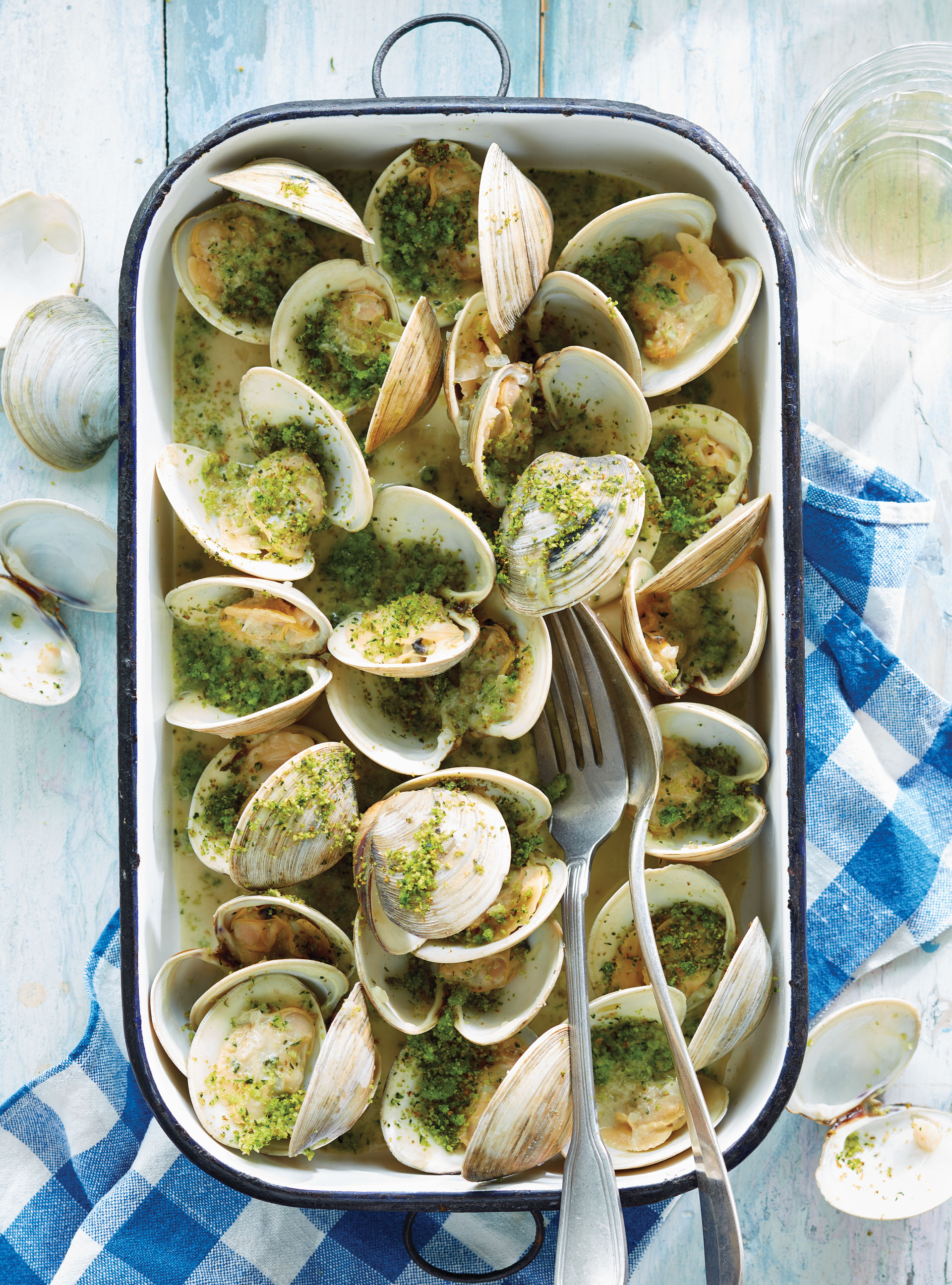 Clams in White Wine with Parsley and Bacon Crumble
