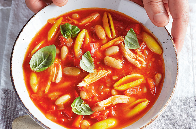 Minestrone aux tomates au curcuma et au poulet