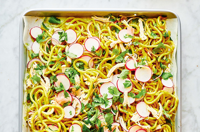 Nouilles udon au poulet et oignons rôtis au cari