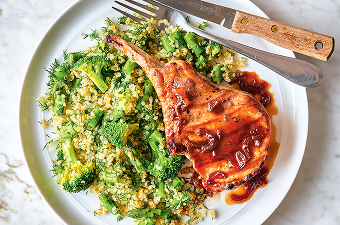 Côtelettes de porc et quinoa au brocoli et aux asperges