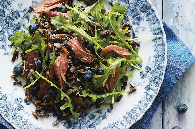 Salade de riz sauvage, canard confit et bleuets